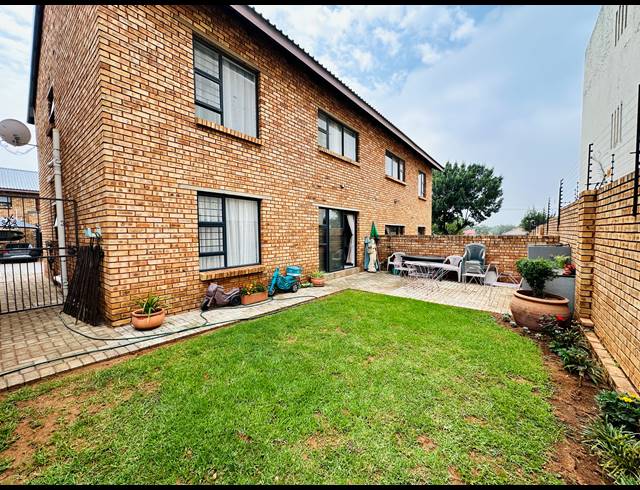 2 BEDROOM TOWNHOUSE FOR SALE IN ALBEMARLE